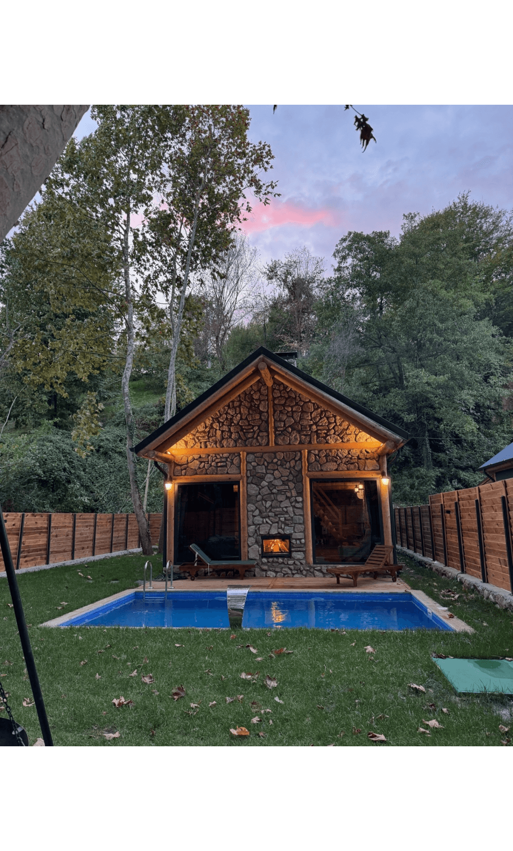 Bıçkıdere Doğal Yaşam Köyündeki Kütük Ev ile doğa içinde huzurlu bir tatil deneyimi yaşayın. Ahşap detayları ve modern konforuyla doğa severler için ideal