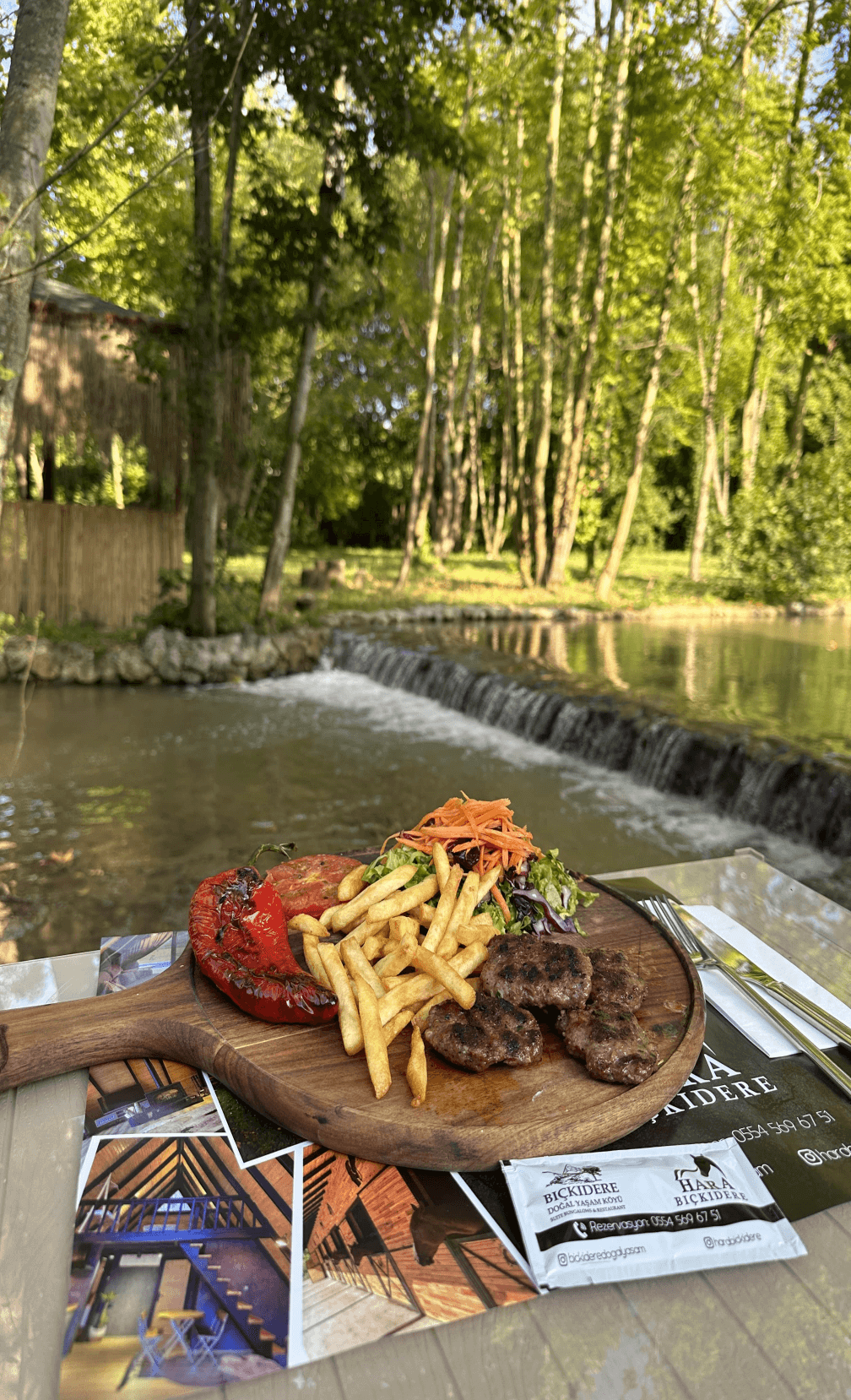 Bıçkıdere Doğal Yaşam Köyünde, açık havada muhteşem bir izgara deneyimi sizi bekliyor! Bungalow konaklama ile birleşen lezzetli izgara menümüz.