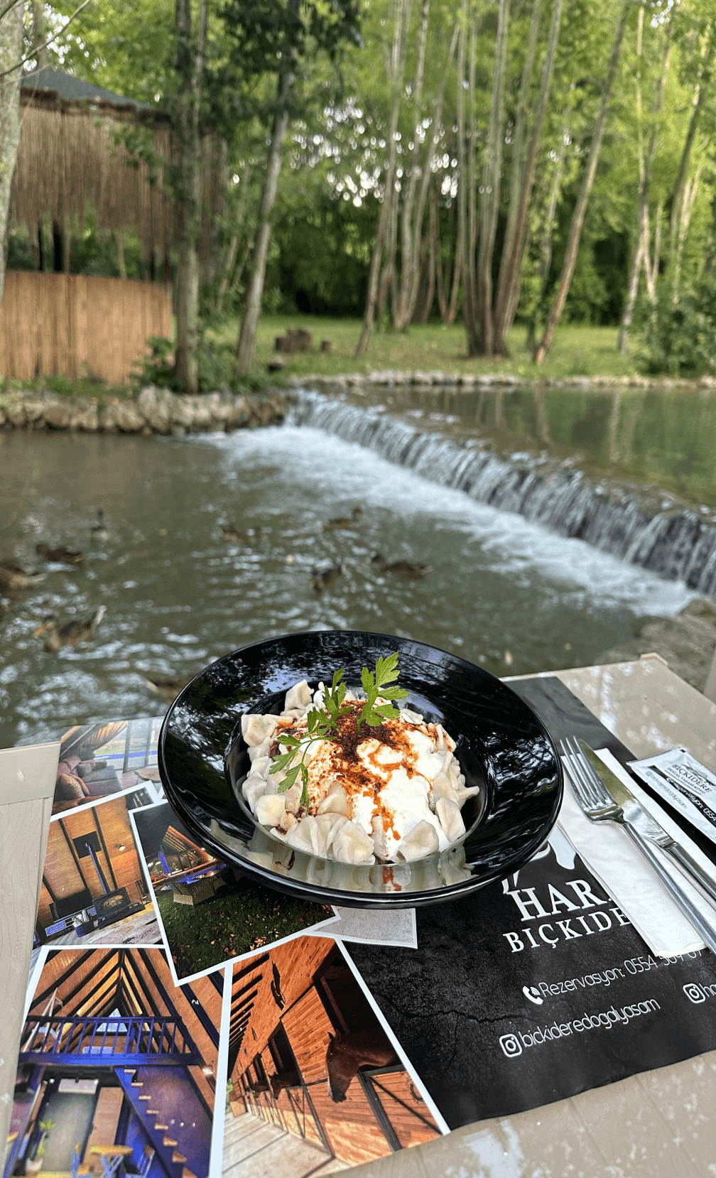 Bıçkıdere Doğal Yaşam Köyünde, ev yapımı lezzetin tadını çıkarın! Bungalow konaklama ile birlikte sunulan geleneksel Kıymalı Ev Mantısı, damaklarınıza unu